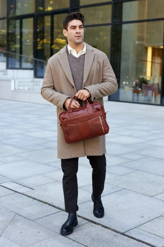 Skórzana brązowa torba męska z kieszeniami i długim paskiem