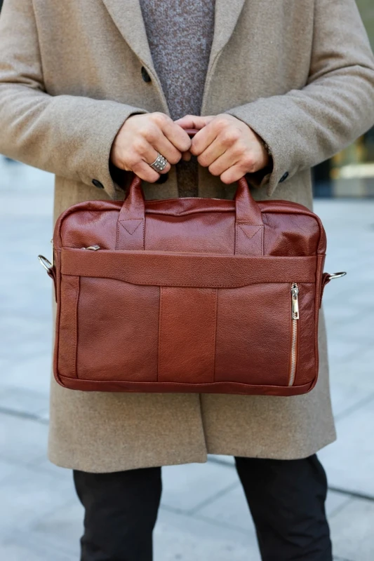 Skórzana brązowa torba męska z kieszeniami i długim paskiem