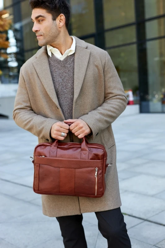 Skórzana brązowa torba męska z kieszeniami i długim paskiem