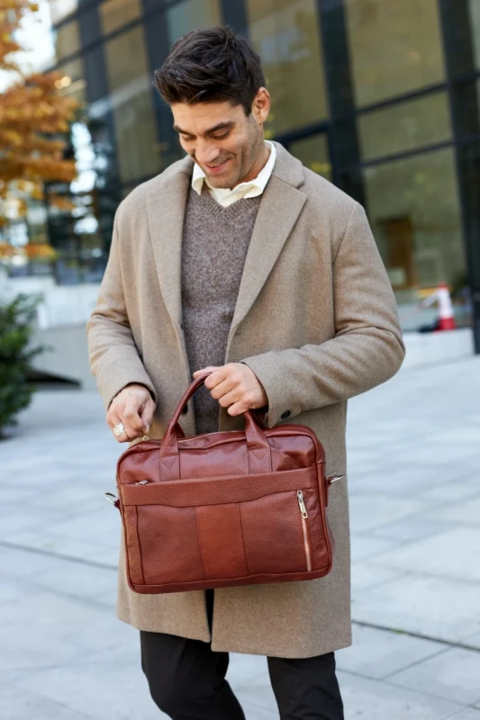 Skórzana brązowa torba męska z kieszeniami i długim paskiem