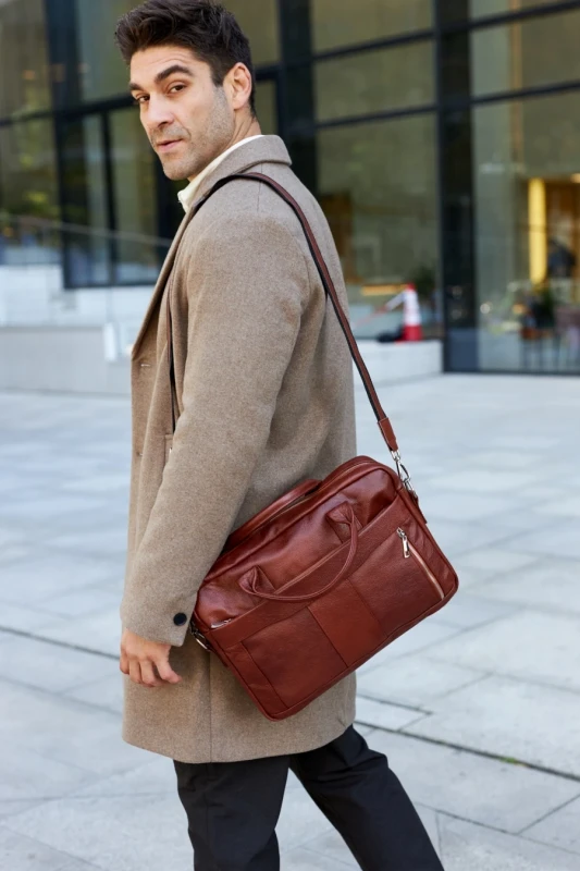Skórzana brązowa torba męska z kieszeniami i długim paskiem