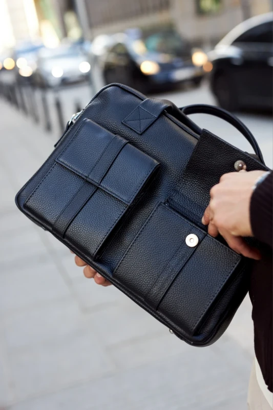 Czarna torba męska skórzana Tizano z kieszeniami i długim paskiem