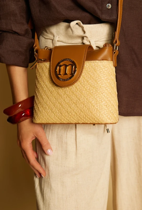 Beżowo-brązowa Listonoszka Monnari z Plecionką – Kolekcja Wiosna-Lato 2026 | Sklep Centrummodnychtorebek.pl