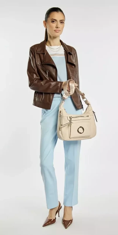 Kremowa Listonoszka Monnari z Logowanym Paskiem – Wielozadaniowa Torebka z Kieszeniami | Kolekcja 2026