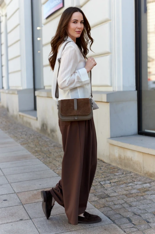 Włoska Torebka Listonoszka Vera Pelle – Mała Torba z Zamszową Klapą | Skóra Naturalna i Zamsz | Taupe