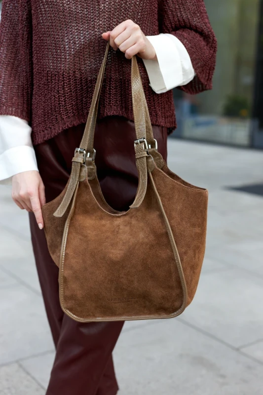 Włoska Torebka Skórzana Vera Pelle – Zamszowy Shopper z Wężowym Motywem | Taupe