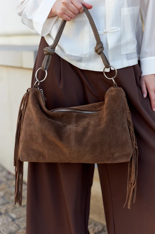 Włoska Torebka Zamszowa Worek z Frędzlami Vera Pelle – Hobo Bag z Plecioną Rączką | Taupe