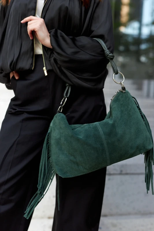 Włoska Torebka Zamszowa Worek z Frędzlami Vera Pelle – Hobo Bag z Plecioną Rączką | Zielona