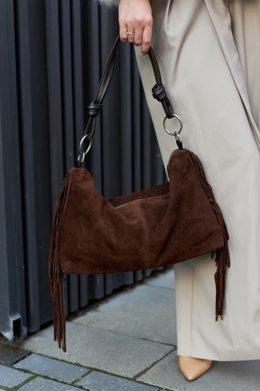 Włoska Torebka Zamszowa Worek z Frędzlami Vera Pelle – Hobo Bag z Plecioną Rączką | Czekolada