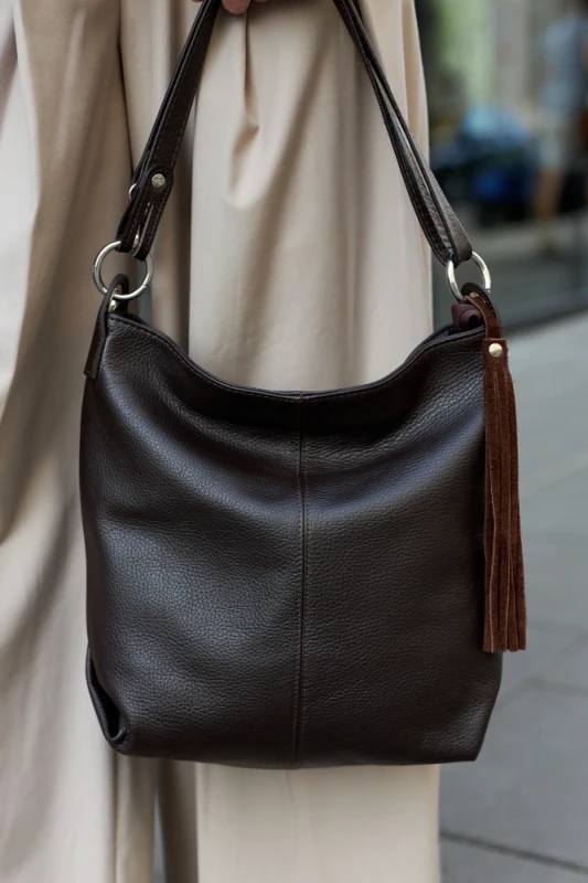 Włoska Torebka Worek Vera Pelle z Frędzlem – Skórzany Hobo Bag | Made in Italy | Czekolada