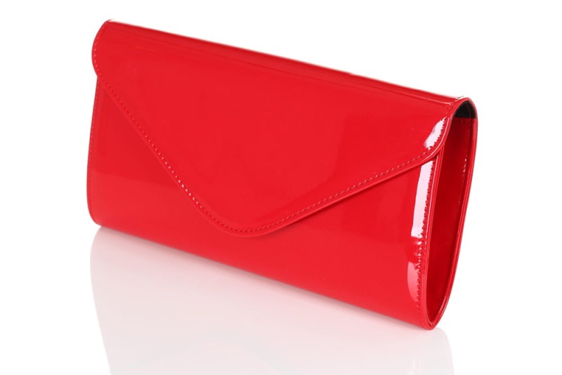 Lakierowana kopertówka - widok z boku