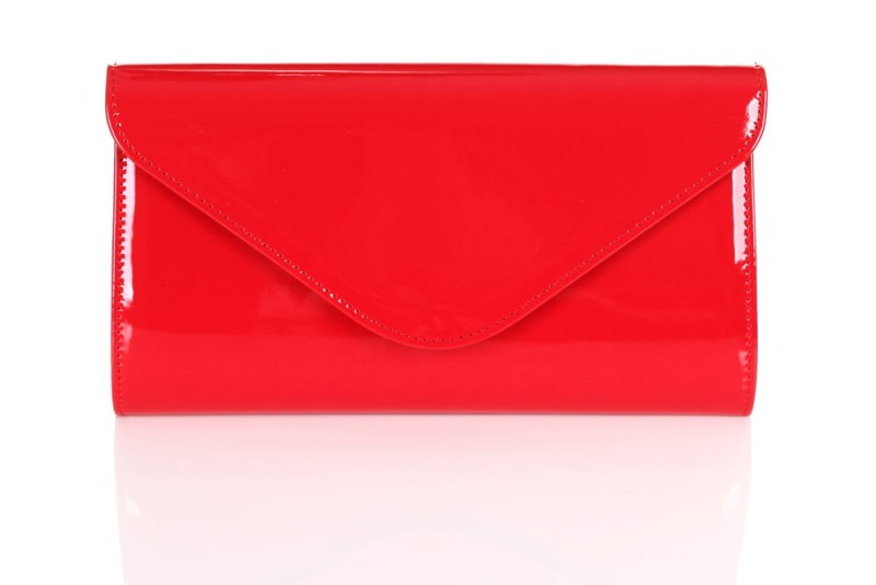 Lakierowana kopertówka - widok z przodu